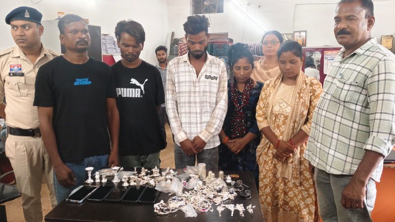 रात के अंधेरे में दीवार तोड़ी, लाखों के जेवर उड़ाए और बांट लिया माल! रायपुर पुलिस ने 5 सदस्यीय गैंग को दबोचा, हत्या के दोषी समेत पुराने अपराधियों का खुलासा