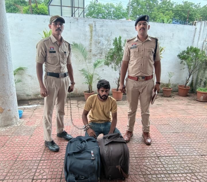 मध्यप्रदेश से रायपुर पहुंचा गांजे का सौदागर पुलिस के जाल में फंसा! प्लेटफॉर्म नंबर 7 के बाहर बैग में छिपा रखी थी 16 किलो नशे की खेप, तस्कर गिरफ्तार