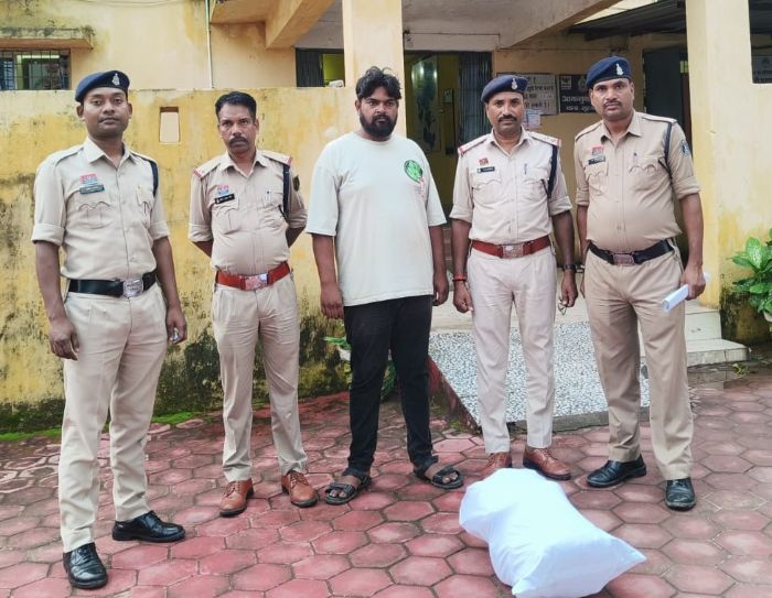नशे के सौदागर पर पुलिस का बड़ा शिकंजा! बिना नंबर बाइक से गांजा लेकर निकला तस्कर घेराबंदी में दबोचा, 4.9 किलो गांजा समेत ₹2.50 लाख का माल जब्त