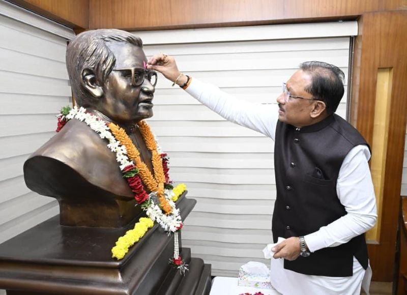 अटल जी की दूरदृष्टि से बना छत्तीसगढ़, अब विकास की नई उड़ान! पुण्यतिथि पर CM साय ने दी श्रद्धांजलि, बोले—अंतिम व्यक्ति तक पहुंचाना है विकास का लाभ