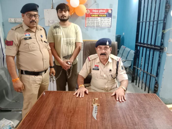 चाकू लहराकर गांव में फैला रहा था दहशत, ‘दृष्टि हेल्पलाइन’ की सूचना पर पुलिस ने दबोचा! देवरी मेनरोड में आरोपी गिरफ्तार, धारदार हथियार जब्त