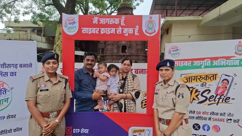 महामाया मंदिर में साइबर ठगों के खिलाफ जागरूकता का अनोखा अभियान! श्रद्धालुओं ने QR कोड स्कैन कर ली ‘साइबर जागृति की एक सेल्फी’, ऑनलाइन ठगी के खिलाफ उठी आवाज