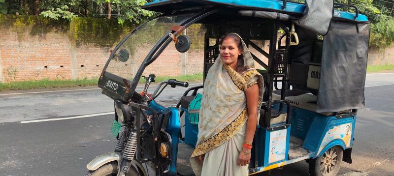 ई-रिक्शा मिला तो बदल गई पूरी जिंदगी! कभी कर्ज लेकर चलाती थीं घर, आज ₹18 हजार महीना कमाकर बनीं ‘लखपति दीदी’, संगीता की कहानी हर महिला को करेगी प्रेरित