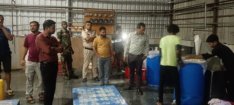 आधी रात पनीर बनता देख मचा हड़कंप! राजस्व, खाद्य और पुलिस की संयुक्त दबिश में 200 किलो पनीर जब्त, जांच के लिए भेजा गया सैंपल