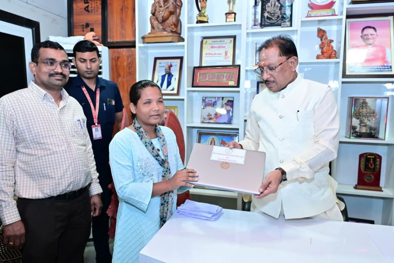 दृष्टिबाधा बनी हौसले के आगे छोटी, शिक्षक बनने का सपना लेकर आगे बढ़ रही जयमंती को CM विष्णुदेव साय ने दिया डिजिटल सहारा; लैपटॉप मिलते ही आसान हुई पढ़ाई की राह, टॉकबैक तकनीक से अब आवाज के जरिए पढ़ेंगी अध्ययन सामग्री