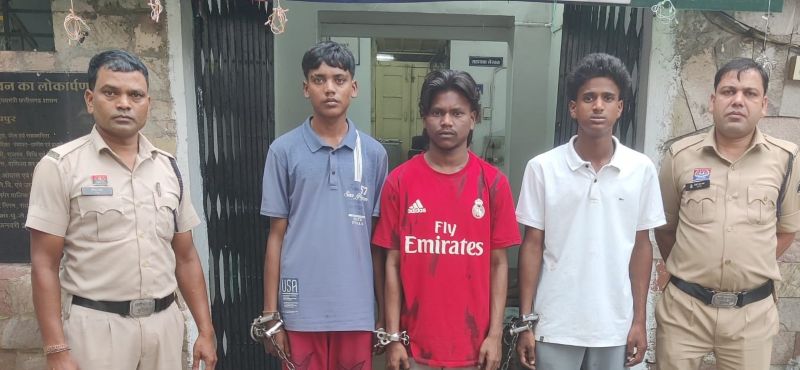 सोशल मीडिया पर वीडियो वायरल होते ही हरकत में आई पुलिस! रेलवे स्टेशन के पास राहगीर से बदसलूकी और छीना-झपटी, तीन युवकों पर कड़ी कार्रवाई