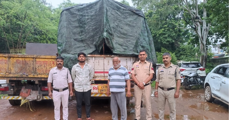 गाय-बछड़ों को तिरपाल से ढंककर अमानवीय तरीके से ले जा रहे थे! रायपुर में पुलिस की दबिश, 10 पशु मुक्त; बिलासपुर के 2 आरोपी गिरफ्तार