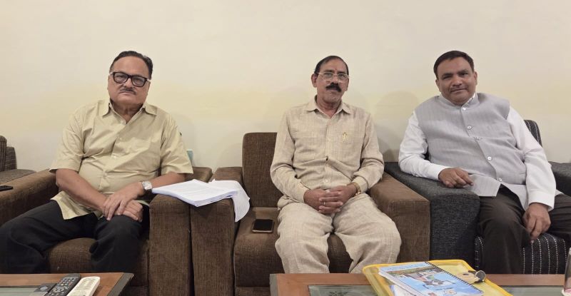 यूसीसी को लेकर रायपुर में अहम मुलाकात! वक्फ बोर्ड अध्यक्ष ने समिति को दिया बड़ा सुझाव, सरल भाषा में किताब से प्रावधान समझाने की पहल—जनता से मांगे सुझाव