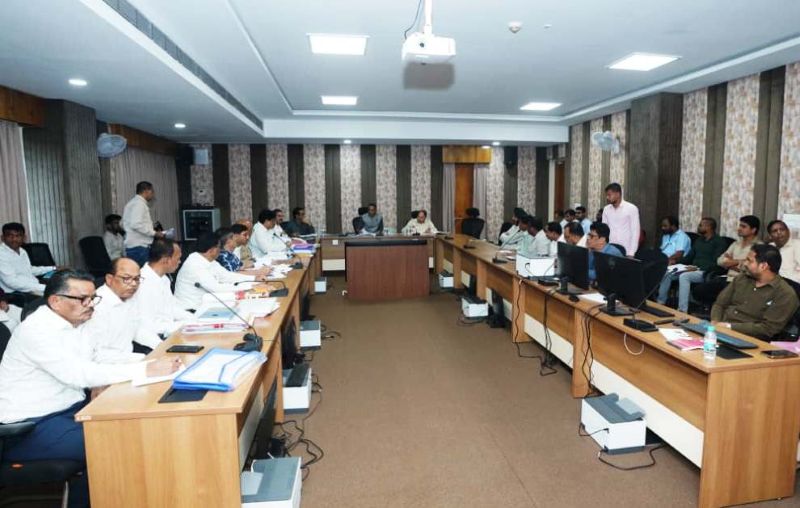 बस्तर की कनेक्टिविटी पर सरकार का सख्त रुख! 10 सितंबर तक काम में तेजी दिखाओ, वरना ठेका जाएगा—सड़कों-पुलों की हर 15 दिन में होगी समीक्षा