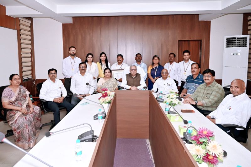 मुश्किल हालात में मोर्चा संभालने वाले 8 कर्मवीरों को मिला सम्मान! ट्रांसमिशन कंपनी के उत्कृष्ट अधिकारी-कर्मचारियों की शानदार उपलब्धियों पर MD राजेश कुमार शुक्ला ने दिए प्रशस्ति पत्र और स्मृति चिन्ह