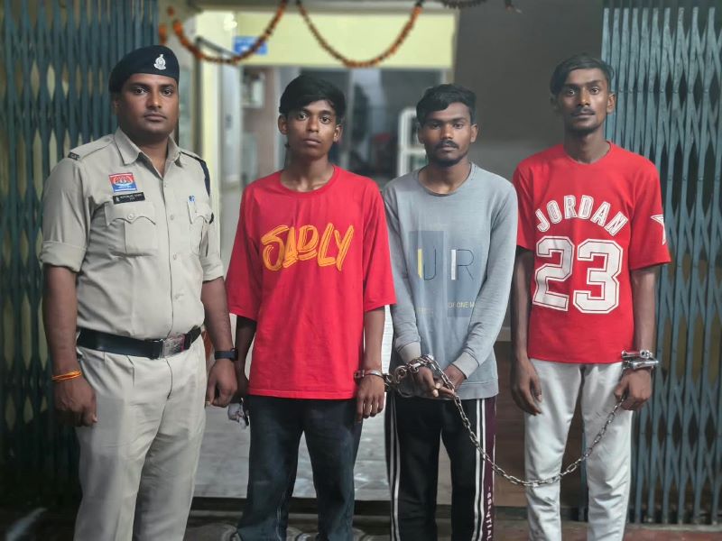 पैसे मांगना पड़ा भारी! ₹5 हजार के लिए 19 वर्षीय युवक की बेरहमी से हत्या, सबूत मिटाने रेलवे पटरी पर फेंका शव; रायपुर पुलिस ने 3 आरोपी और 2 नाबालिग दबोचे