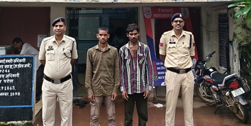 ​किसानों के खेतों में रात का ‘ऑपरेशन चोरी’ फेल! भाटापारा ग्रामीण पुलिस ने 3 बोरवेल केबल और झटका मशीन चोरी का किया खुलासा, 2 शातिर चोर गिरफ्तार