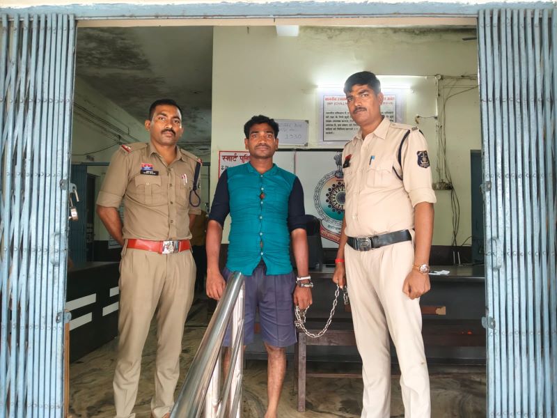 महिला पर खतरनाक केमिकल अटैक से सनसनी! बातचीत बंद करने से नाराज आरोपी ने रास्ते में रोका और बैटरी के केमिकल से किया हमला, मोटरसाइकिल समेत गिरफ्तार