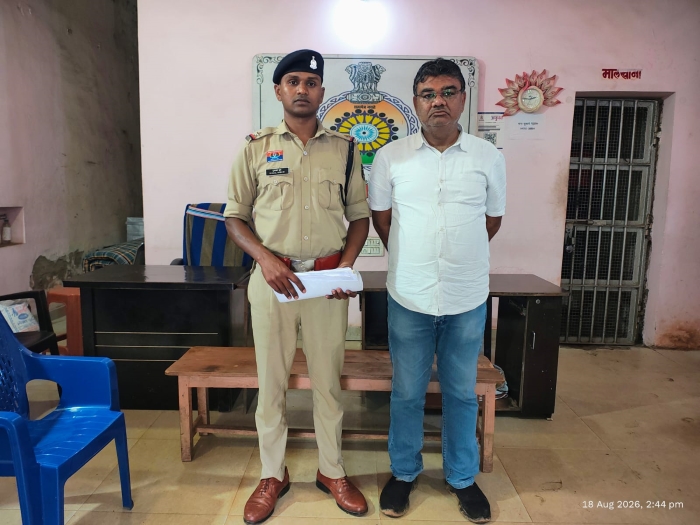 किसानों को खाद के नाम पर चूना! शासन के तय रेट से महंगे दाम पर बेच रहा था यूरिया, कुम्हारी पुलिस ने फर्टिलाइजर संचालक को दबोचा