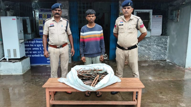 रात के अंधेरे में गोदाम का शटर उठाया, AC का कॉपर वायर उड़ाया! चोरी का माल बेचने ग्राहक तलाश रहे थे आरोपी, पुलिस ने मौके पर दबोचा