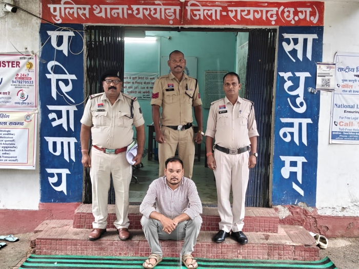 घरघोड़ा में मुआवजा राशि की बड़ी हेराफेरी का खुलासा : मुआवजा खाते में आए 69.64 लाख, 49.50 लाख हुए गायब ! चेक पर हस्ताक्षर कराकर दूसरे खातों में ट्रांसफर की रकम, बैंक स्टेटमेंट ने खोली धोखाधड़ी की पूरी कहानी, एक आरोपी गिरफ्तार, दूसरा फरार.