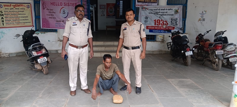 रायगढ़ में नशे के कारोबार पर पुलिस का शिकंजा : पुटकापुरी में छापेमारी से खुला गांजा बिक्री का राज, खाद बोरी के पीछे छिपाकर रखा था गांजा, आरोपी गिरफ्तार, 8 हजार का माल जब्त, की गई वैधानिक कार्रवाई.