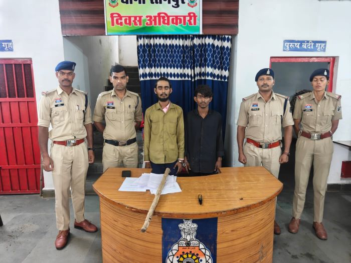 आधी रात महामाया चौक में डकैती से सनसनी! ऑटो से पहुंचे बदमाशों ने युवक को घेरकर लूटी रकम, वारदात के चंद घंटों में 2 आरोपी और 3 नाबालिग गिरफ्तार