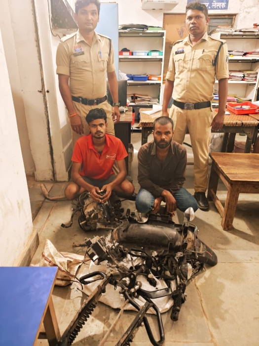 हादसे में जान गंवाने वाले युवक की बाइक भी नहीं बची! चिखली-रैबार से क्षतिग्रस्त मोटरसाइकिल के पार्ट्स चोरी, पुसौर पुलिस ने 2 आरोपियों को दबोचा