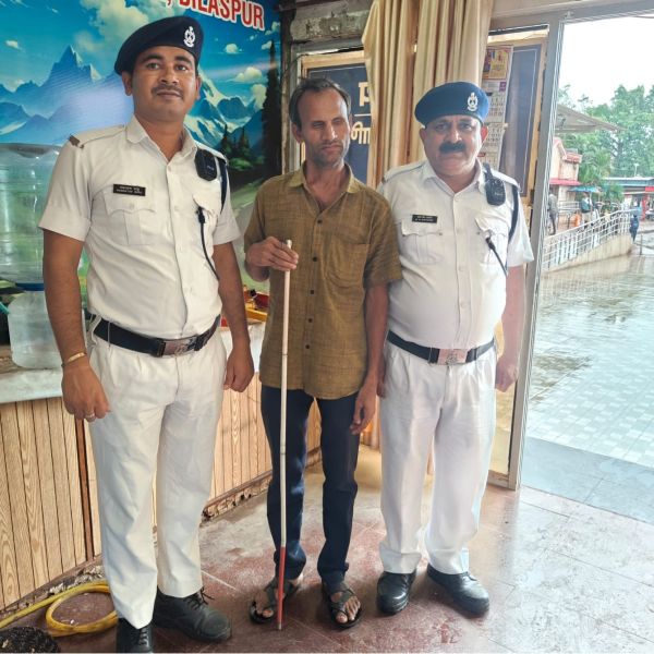 बिलासपुर स्टेशन पर परिवार से बिछड़ा दृष्टिबाधित यात्री, हर तरफ तलाश! स्पेशल सेल की मुस्तैदी से सुरक्षित मिला यात्री और खत्म हुई परिजनों की चिंता