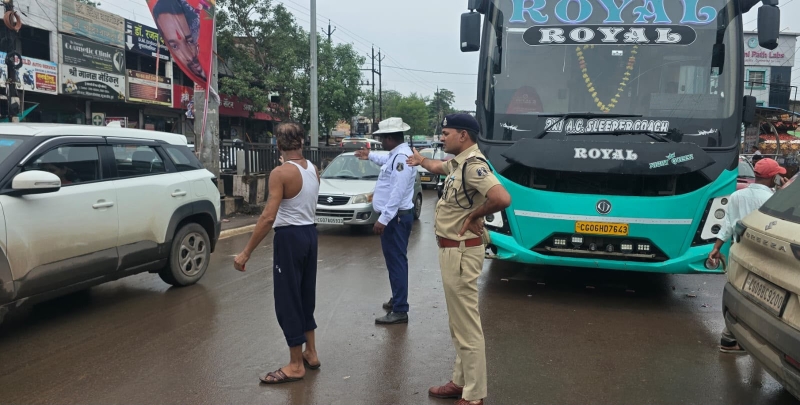 ब्रेकडाउन में मददगार, मनमानी पर सख्त! दुर्ग यातायात पुलिस ने 15 दिनों में 216 वाहनों को हटाया सुरक्षित, 1960 वाहन चालकों पर कसा शिकंजा