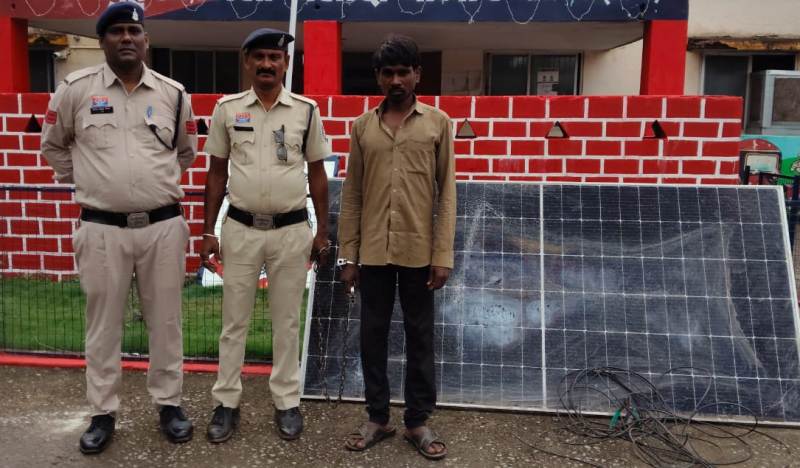 सोलर प्लांट को बनाया निशाना, ₹9,100 का माल समेटकर भाग रहा था चोर! सिक्योरिटी गार्ड की मुस्तैदी से रंगे हाथों पकड़ा गया आदतन अपराधी, कटर भी जब्त