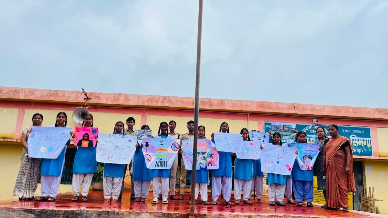 साइबर अपराधियों के खिलाफ स्कूल में छिड़ी जागरूकता की जंग! 60 छात्राओं ने रंगों और शब्दों से बताया ऑनलाइन फ्रॉड से बचने का तरीका, पुलिस ने किया सम्मानित
