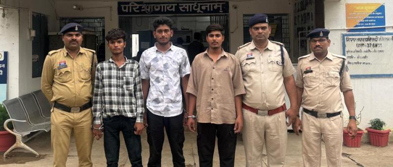 शनि मंदिर के पास खूनी खेल से मचा हड़कंप! पुरानी दुश्मनी में युवक को घेरकर ताबड़तोड़ हमला, बाइक-मोबाइल भी तोड़े, नवागढ़ पुलिस ने आरोपियों को भेजा न्यायिक रिमांड पर