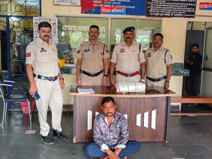 चेतना विरुद्ध नशा’ अभियान में कोटा पुलिस की बड़ी कार्रवाई! सूदनपारा में गांजा बिक्री की सूचना पर दबिश, 1 किलो गांजा और ₹50 हजार कीमत का मादक पदार्थ बरामद