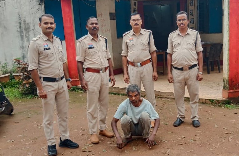 चरित्र शंका ने बनाया खूनी खेल! पत्नी समेत दो लोगों की फावड़े से निर्मम हत्या, पुलिस ने आरोपी पति को किया गिरफ्तार