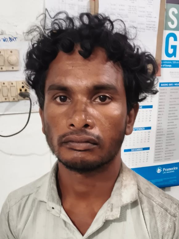 रिश्तों का खौफनाक अंत! पारिवारिक विवाद में बेटे ने माता-पिता की टांगी से हत्या की, शव बोरे में बांधकर हुआ फरार—पुलिस ने दबोचा