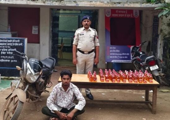 नाबालिगों को बनाया शराब तस्करी का मोहरा! ₹500-₹500 देकर कराता था अवैध परिवहन, पुलिस की घेराबंदी में मुख्य आरोपी गिरफ्तार, 92 पाव देशी शराब बरामद