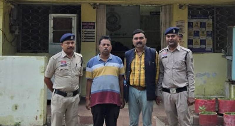पुलिस की नौकरी का झांसा देकर 12 लाख की ठगी! आरक्षक भर्ती के नाम पर रकम ऐंठने वाले दोनों आरोपी गिरफ्तार, बैंक खाता और मोबाइल भी जब्त