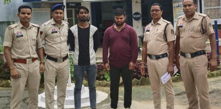 चोरी के मोबाइल का खेल बेनकाब! फोन खरीदने और लॉक तोड़कर इस्तेमाल करने वाले 2 आरोपी गिरफ्तार, जयनगर पुलिस ने चोरी का मोबाइल किया बरामद