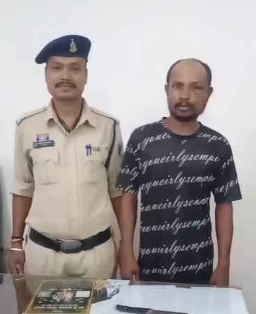 नंदी चौक पर चाकू की नुमाइश पड़ी भारी! टिकरापारा पुलिस ने घेराबंदी कर शातिर आरोपी को दबोचा, धारदार हथियार जब्त—न्यायिक रिमांड पर भेजा गया
