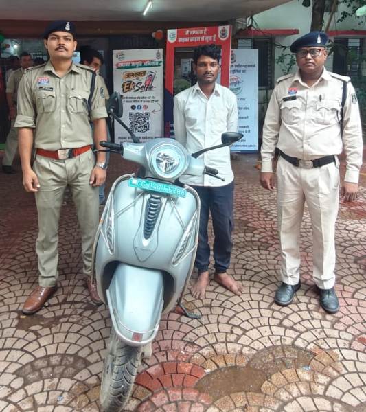 ई-स्कूटी चुराकर भागा आरोपी ज्यादा दिन नहीं बच सका! टिकरापारा पुलिस ने तकनीकी जांच से दबोचा घनीराम, चोरी की बजाज ई-स्कूटी समेत आरोपी गिरफ्तार