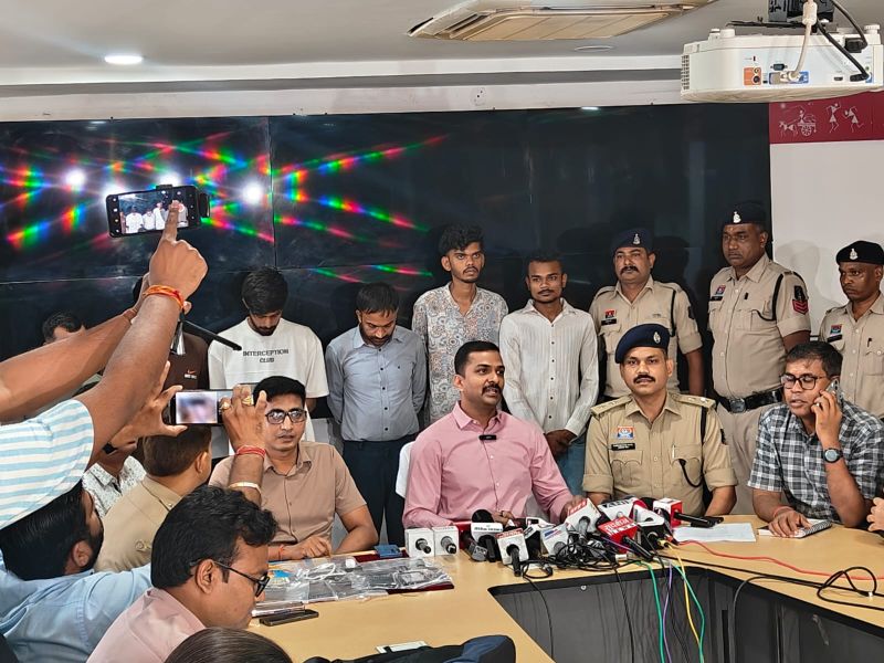परीक्षा से पहले खुला ‘पेपर लीक’ का सबसे बड़ा खेल! प्रोफेसर ने सुई से लिफाफे में छेद कर चुराया पेपर, ₹11 हजार में बेचा, 36 घंटे में 6 गिरफ्तार