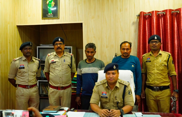 शराब दुकान में चोरी करने घुसे चोरों का खेल खत्म! गार्ड की आहट से अंदर छिपे दोनों, पुलिस ने दबोचा; ₹9,300 और चोरी का औजार बरामद