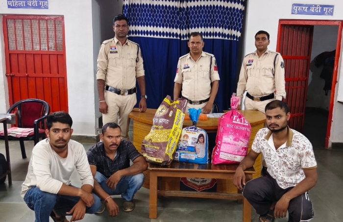 मोटरसाइकिल से ढाबे तक पहुंच रही थी अवैध शराब की खेप, पुलिस ने रास्ते में दबोचा! 150 लीटर महुआ शराब और बाइक जब्त, 3 आरोपी गिरफ्तार