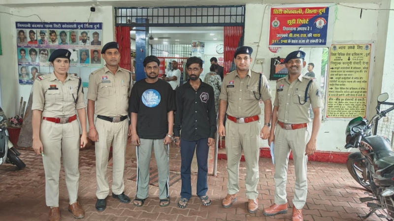 नशे के सौदागरों पर पुलिस का शिकंजा! जिला अस्पताल के पास ग्राहक तलाश रहे दो आरोपी धराए, 14.370 ग्राम चिट्टा और मोबाइल समेत ₹1.68 लाख का माल जब्त