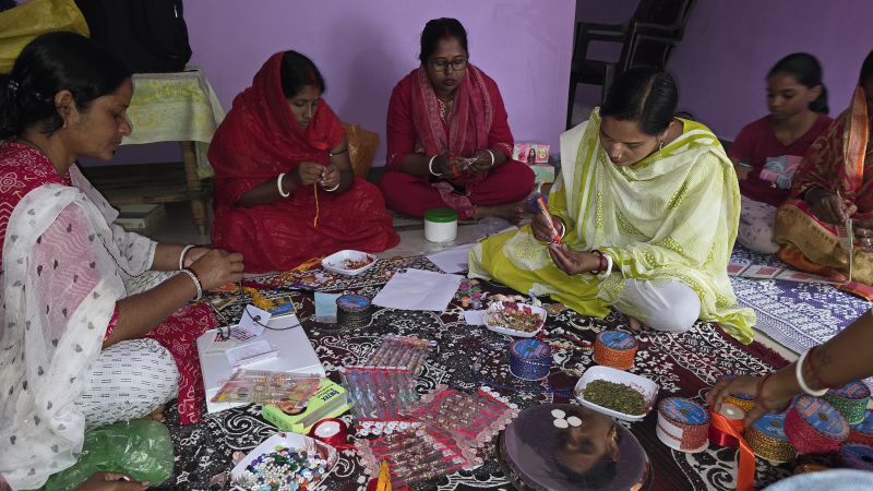 राखी का रिश्ता, भरोसे का साथ—विष्णु भैया संग विकास की बात : कम लागत में राखियां बनाकर आत्मनिर्भरता की राह पर बढ़ रहीं बिहान की महिलाएं