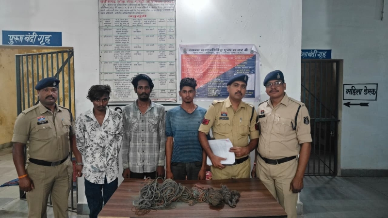 सरकारी दफ्तर से अस्पताल तक काट डाले बिजली के तार! कॉपर वायर चोर गिरोह पर बम्हिनडीह पुलिस का शिकंजा, तीन आरोपी गिरफ्तार और 10 किलो तांबा बरामद