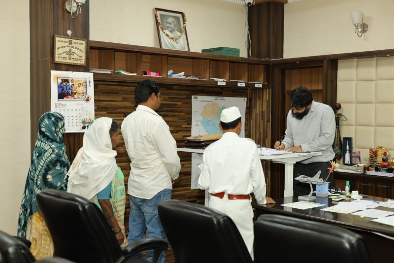 जशपुर जनदर्शन में कलेक्टर रोहित व्यास ने सुनी आमजन की फरियाद, 36 आवेदन पहुंचे; अधिकारियों को समयबद्ध, पारदर्शी और गुणवत्तापूर्ण निराकरण के सख्त निर्देश