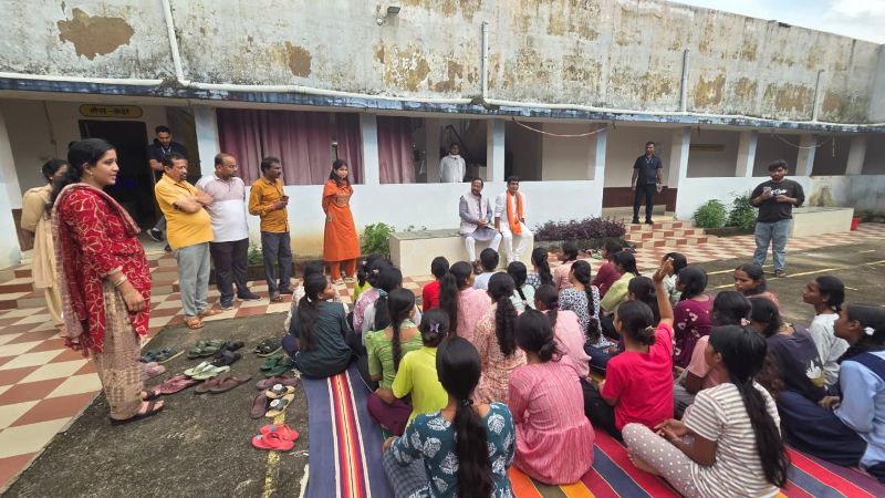 मंत्री रामविचार नेताम ने किया पोस्ट मैट्रिक आदिवासी कन्या छात्रावास का आकस्मिक निरीक्षण : चबूतरे पर बैठकर छात्राओं से की आत्मीय चर्चा, स्वास्थ्य, पढ़ाई, करियर और छात्रावास की व्यवस्थाओं की ली जानकारी