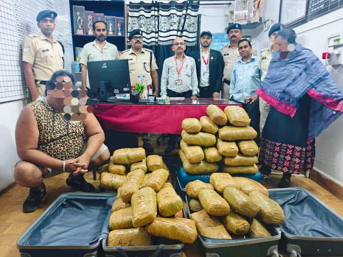 ट्रेन में गांजे की सबसे बड़ी खेप का पर्दाफाश! RPF ने 72.661 किलो मादक पदार्थ के साथ महिला-पुरुष तस्कर दबोचे, कीमत ₹36.33 लाख—भुसावल ले जा रहे थे खेप