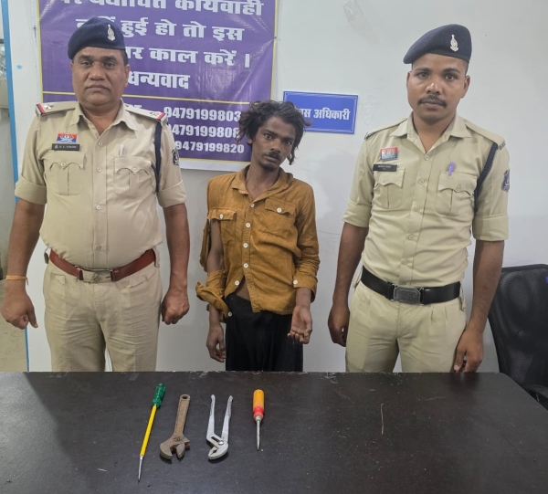आधी रात सूने मकान में घुसे चोर! पड़ोसी की एक कॉल से खुला राज, पुलिस ने घेराबंदी कर 3 को रंगेहाथ पकड़ा, बड़ी चोरी टली