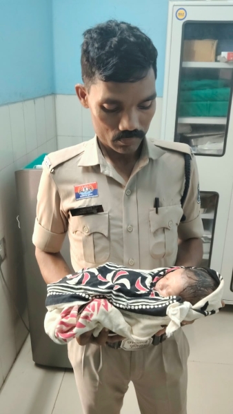 मंदिर के पास मिला 10 दिन का मासूम, मौके पर मची हलचल! डायल-112 पुलिस बनी सहारा, सुरक्षित अस्पताल पहुंचाकर नवजात को दिलाई जरूरी चिकित्सकीय देखभाल