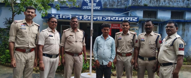 बस में झाड़ू के बीच छिपाकर ले जा रहे थे 848 किलो गांजा! 4.24 करोड़ के NDPS मामले में फरार आरोपी कटनी से दबोचा गया, 6 आरोपी पहले गिरफ्तार