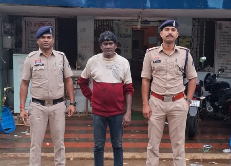 गाली-गलौज का विरोध करना पड़ा भारी! महिला पर धारदार हथियार से हमला, नेवई पुलिस ने आरोपी को दबोचा, वारदात में इस्तेमाल हथियार भी बरामद