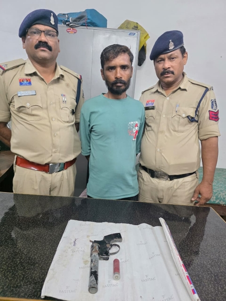 अवैध हथियार के साथ क्षेत्र में दबदबा कायम करने की कोशिश नाकाम! खुर्सीपार पुलिस ने उत्तम उर्फ बुड़ा को पकड़ा, देशी कट्टा-राउंड जब्त कर भेजा जेल